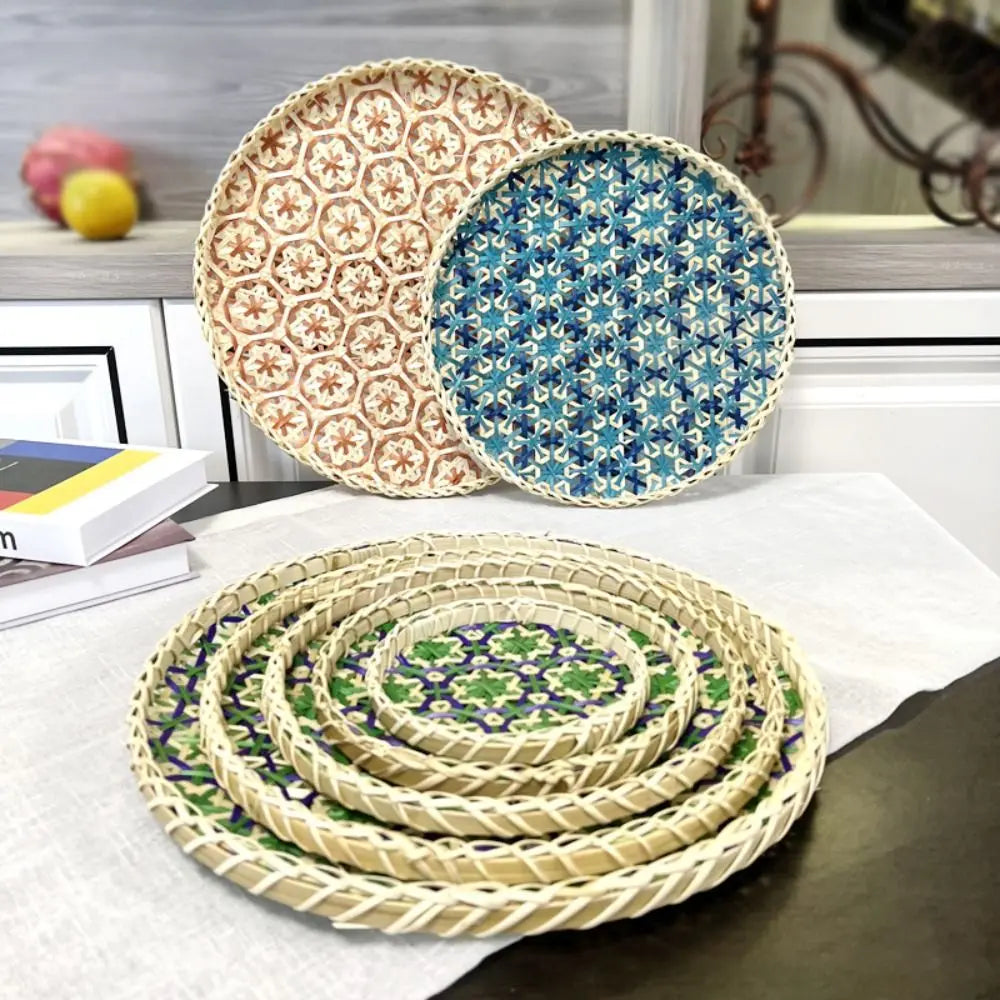 assiettes rotin assorties motifs géométriques couleurs variées traditionnelles artisanales portables 15cm 25cm 35cm