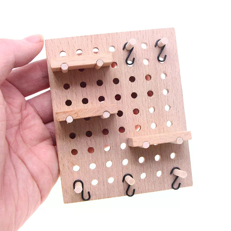 support mural clips magnétiques objets démonstratifs boîtes cadeaux pot poêle bocal texture bois naturel