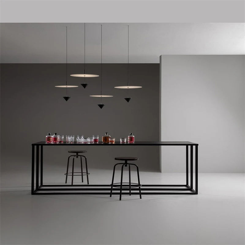 Détail de la lampe LED conique suspendue avec pendentif en cordon et finition métallique