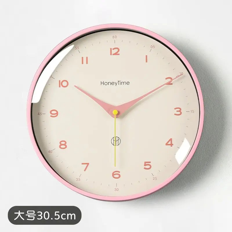 horloge murale quartz aiguille sourdine salon minimaliste visage unique fond blanc numéros noirs cadre