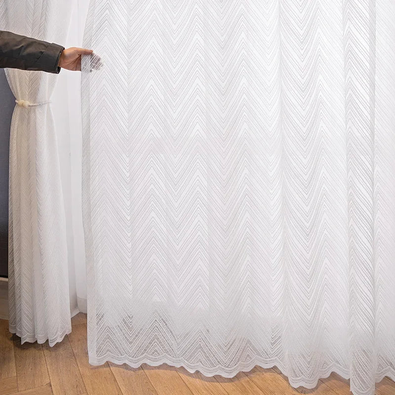Voilage blanc diffusant une lumière douce dans une chambre