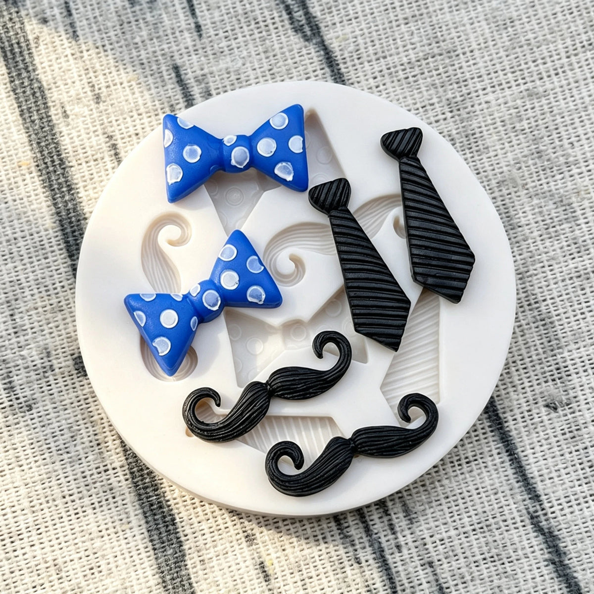 moules silicone gâteaux pâtisserie motifs moustaches nœuds papillon décorations cupcakes