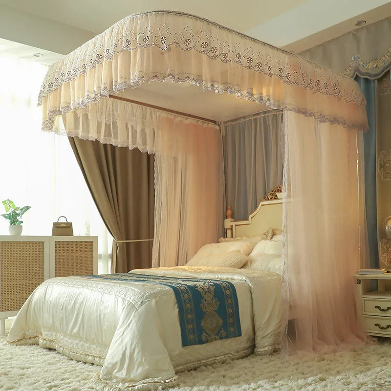 Un lit à baldaquin luxueux avec des rideaux blancs et beige ornés de délicates dentelles, placé dans une chambre élégante meublée avec goût.