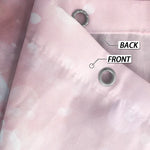 Gros plan sur un rideau de douche rose avec effet pailleté, montrant la différence entre l'avant et l'arrière du tissu. Œillets métalliques renforcés pour une fixation solide sur la tringle.