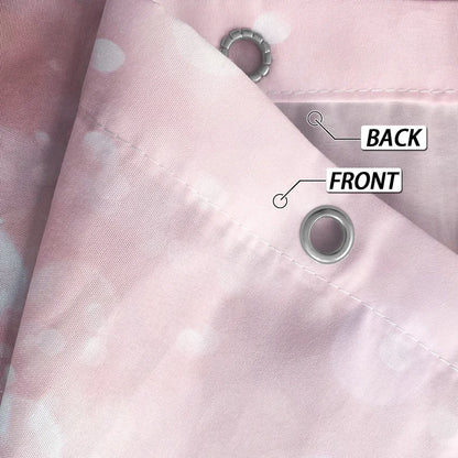 Gros plan sur un rideau de douche rose avec effet pailleté, montrant la différence entre l'avant et l'arrière du tissu. Œillets métalliques renforcés pour une fixation solide sur la tringle.