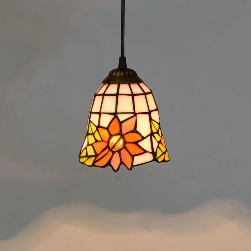 lampe suspendue tiffany multicolore motifs floraux stained glass couloir restaurant étude balcon
