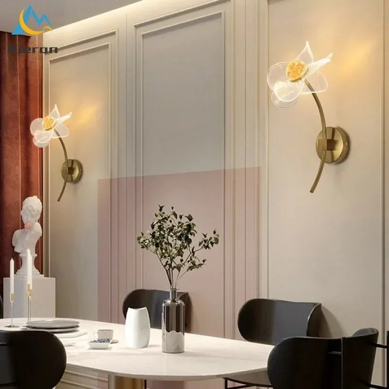 lampe murale moderne élégante fleur dorée pétales transparents éclairage cuisine salle manger