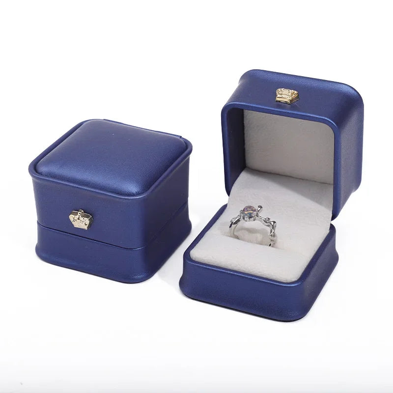 boîtes bijoux velours uni rose rouge bleu marine blanc classiques boutons dorés anneaux