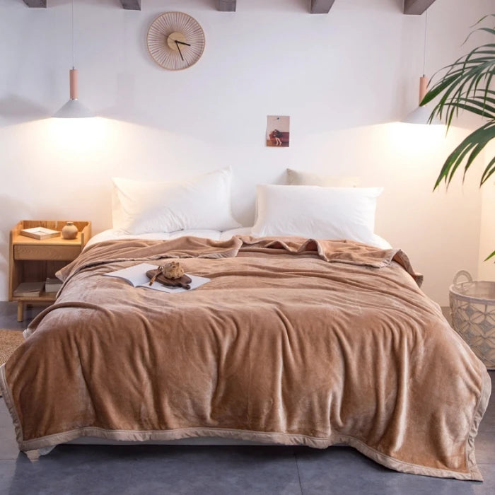Une chambre à coucher chaleureuse et harmonieuse avec un lit douillet recouvert d'une couverture en velours marron, des accessoires décoratifs de style bohème et une atmosphère apaisante.