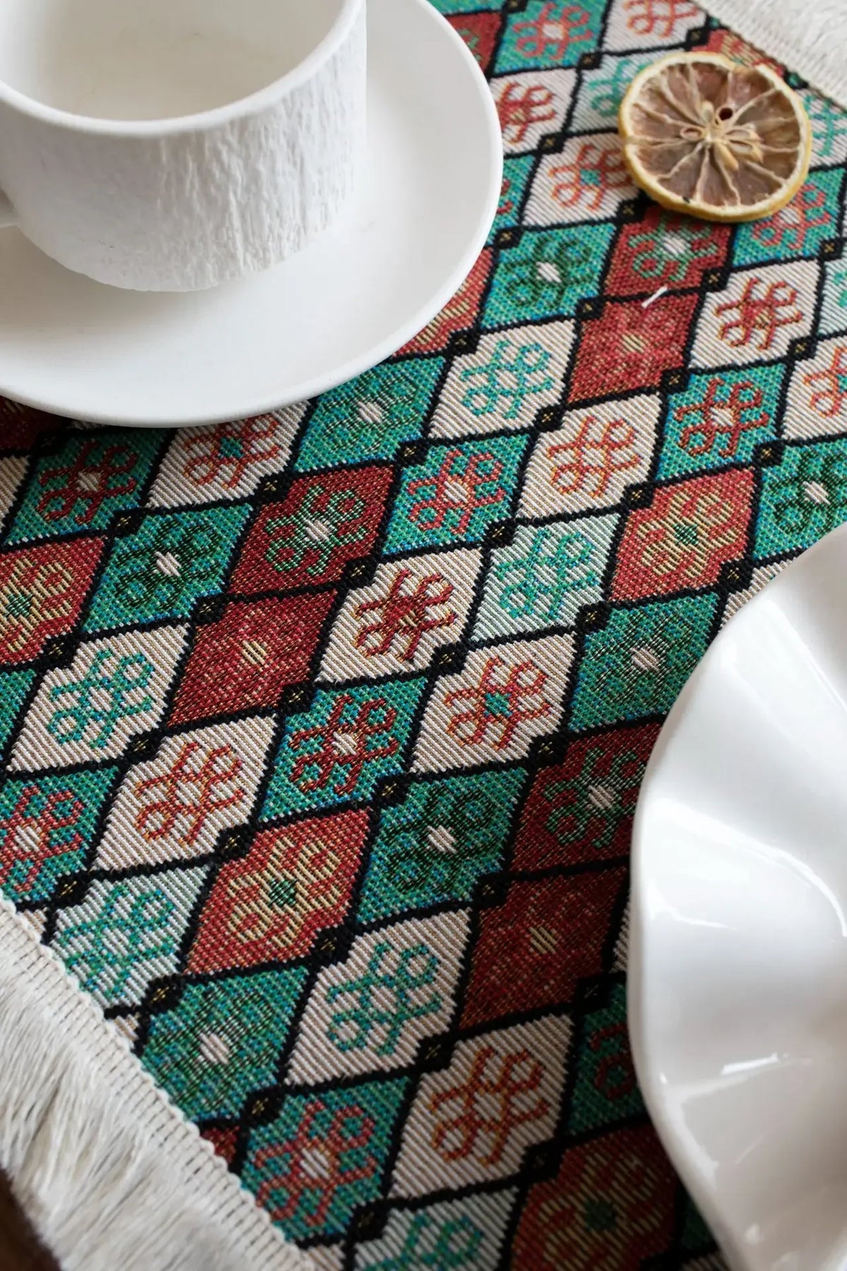 chemin table moderne motif géométrique vert rouge beige bordure frisée coton polyester