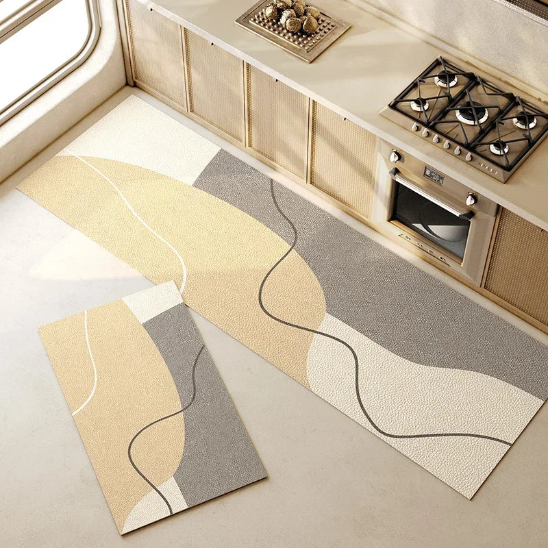 Tapis décoratif moderne avec motifs géométriques abstraits en beige et gris dans une cuisine élégante.