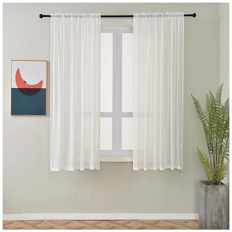 Image d'un élégant traitement de fenêtre avec des rideaux en tissu bleu marine, suspendus à une tringle en fer forgé avec des finitions en bronze. Ces rideaux, à la fois fonctionnels et décoratifs, ajoutent de l'intimité et du style à n'importe quelle pièce, tout en permettant le contrôle de la lumière naturelle. Parfaits pour compléter le décor de votre maison ou de votre bureau.