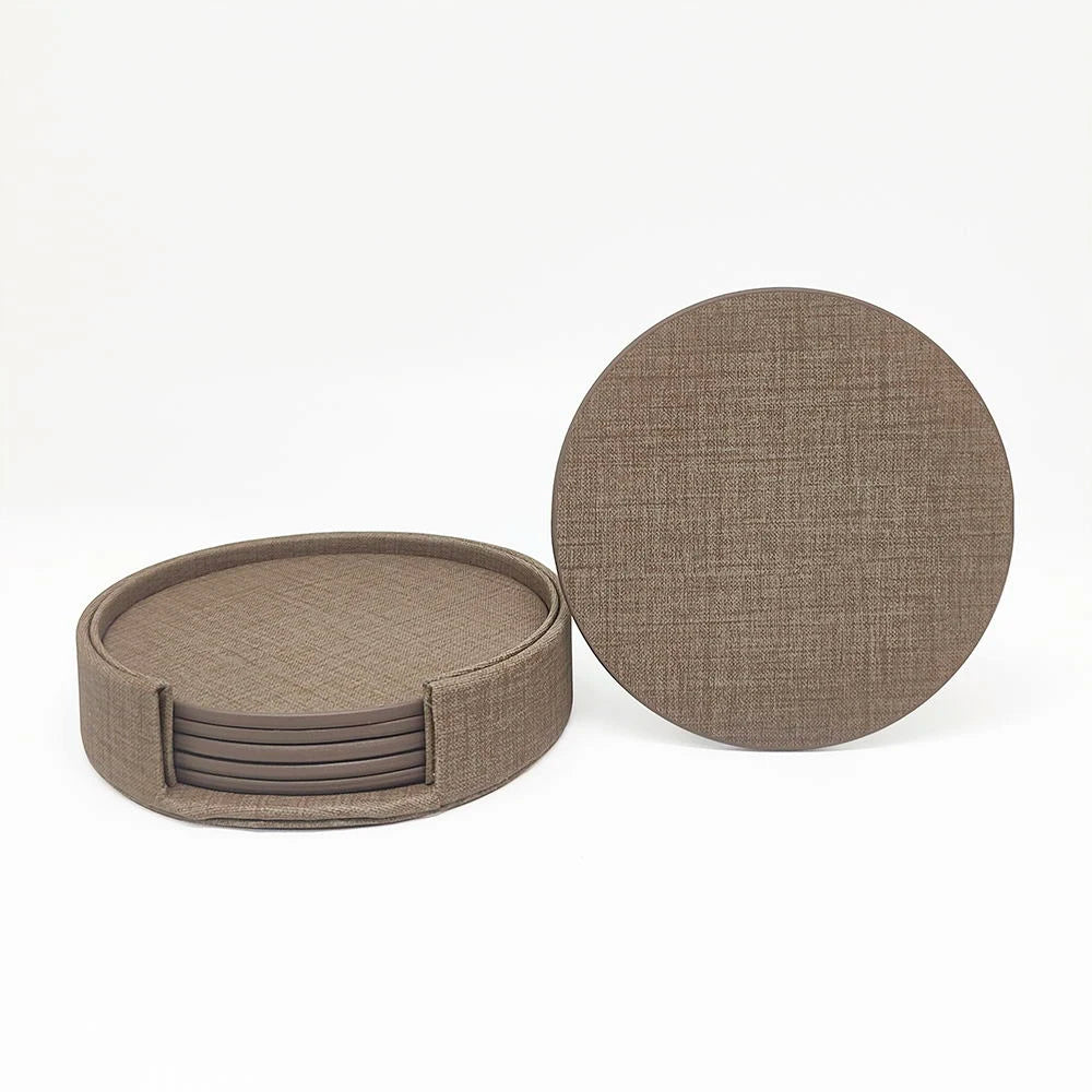 Ensemble de sous-verres ronds en tissu beige, avec un design moderne et minimaliste, parfaits pour protéger les surfaces et ajouter une touche chaleureuse à votre espace.