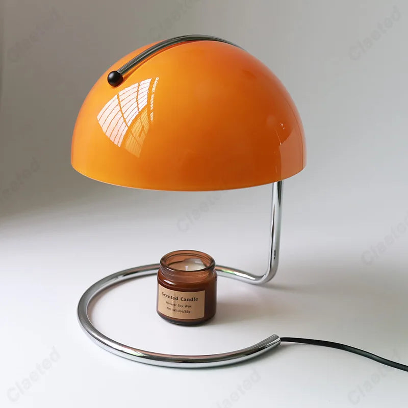 Détail du design métallique de la lampe Bauhaus avec éclairage LED