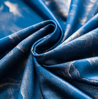 Zoom sur le tissu bleu foncé du rideau aux motifs délicats et finition satinée