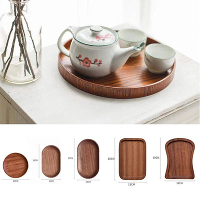 Plateau en bois massif japonais rectangulaire noir sur table en décoration intérieure