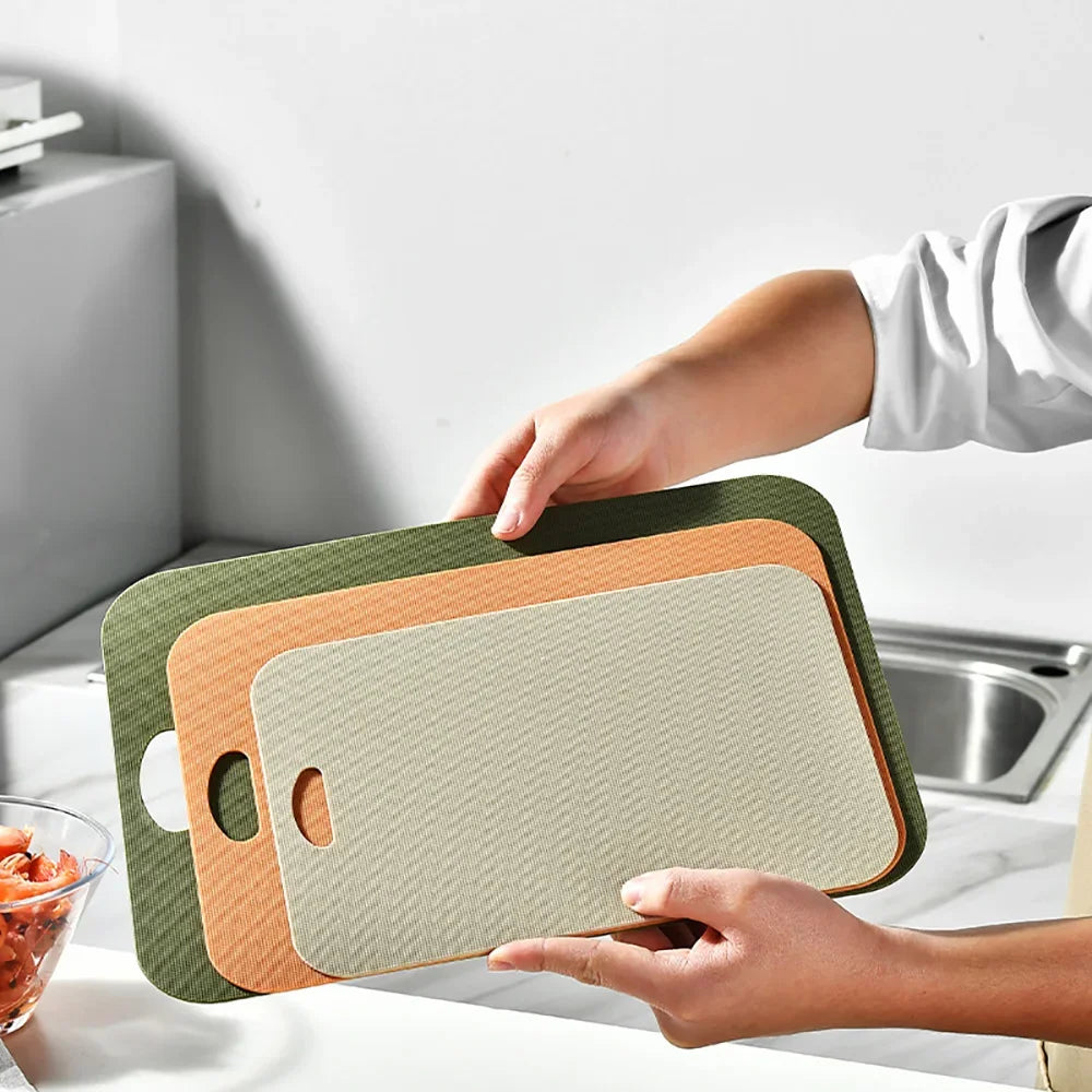planches découper moderne poignées intégrées couteau oignon tomate avocat vert orange gris clair cuisine