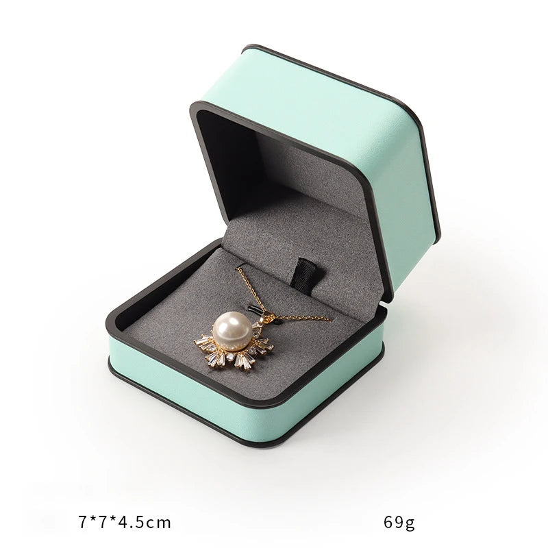 boîtes bijoux cuir beige turquoise intérieur noir moderne emballage présentation anneaux haute qualité