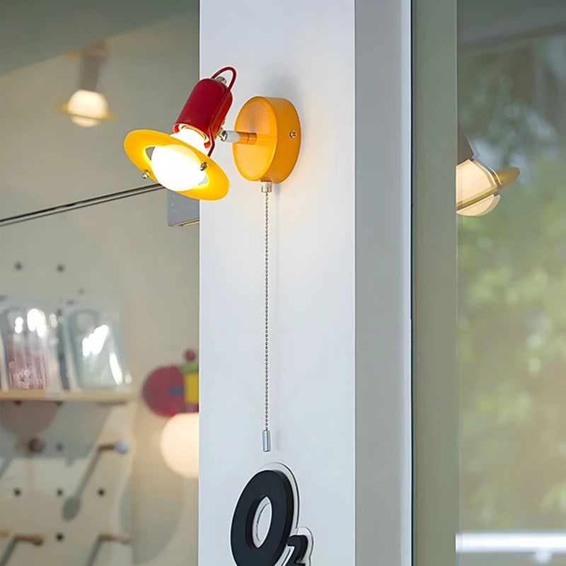 Applique murale rouge installée dans une chambre moderne