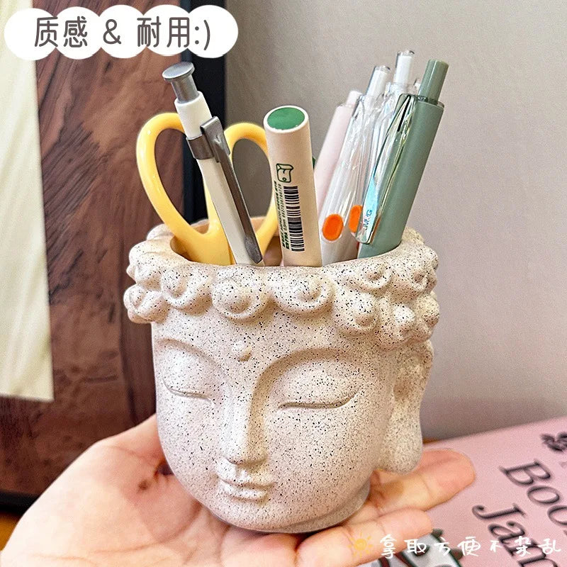 pot crayons tête bouddha beige clair texture sculptée moderne décoratif bureaustylos ciseaux
