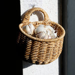 paniers suspendus osier marron clair tressés élégants traditionnels crochets rangement fruits légumes
