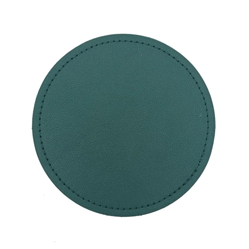 Sous-coupe ronde et verte en matériau résistant avec surpiqûres apparentes.