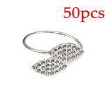 Bague brillante avec des cristaux scintillants formant une forme ovale.