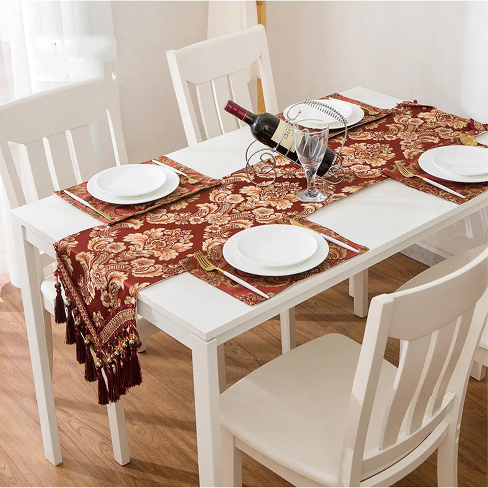 table luxe brodée motifs floraux rouge bordeaux or beige festive rich textureFRINGES