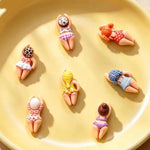 figurines résine personnes allongées peau claire vêtements colorés rayures pois léopard cartoon bijoux diy