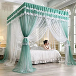 Une pièce de chambre à coucher design avec un lit à baldaquin luxueux dans des tons de vert menthe et de blanc.