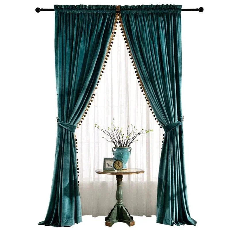 rideaux velours vert pompons beige tringle noire élégants classiques bohèmes opaques