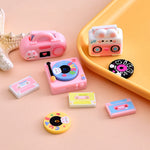 jouets miniatures rétro rose blanc bleu jaune noir radiographe tourne disque cassettes vinyles