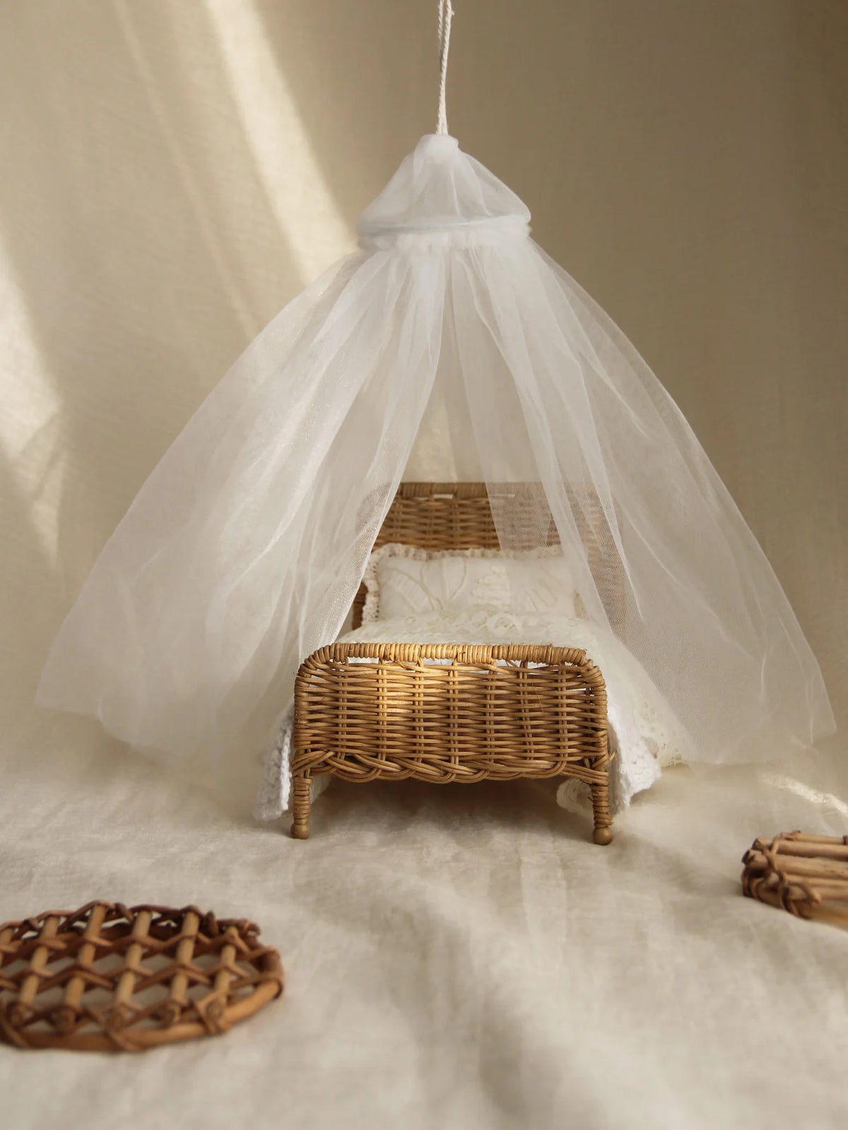 lit miniature blanc tissu floral occasion fête vintage romantique anniversaire noël mariage