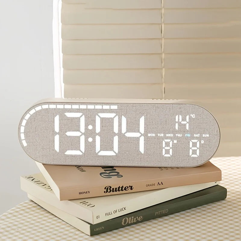 horloge numérique moderne bois naturel affiche heure date température humidité salon minimaliste