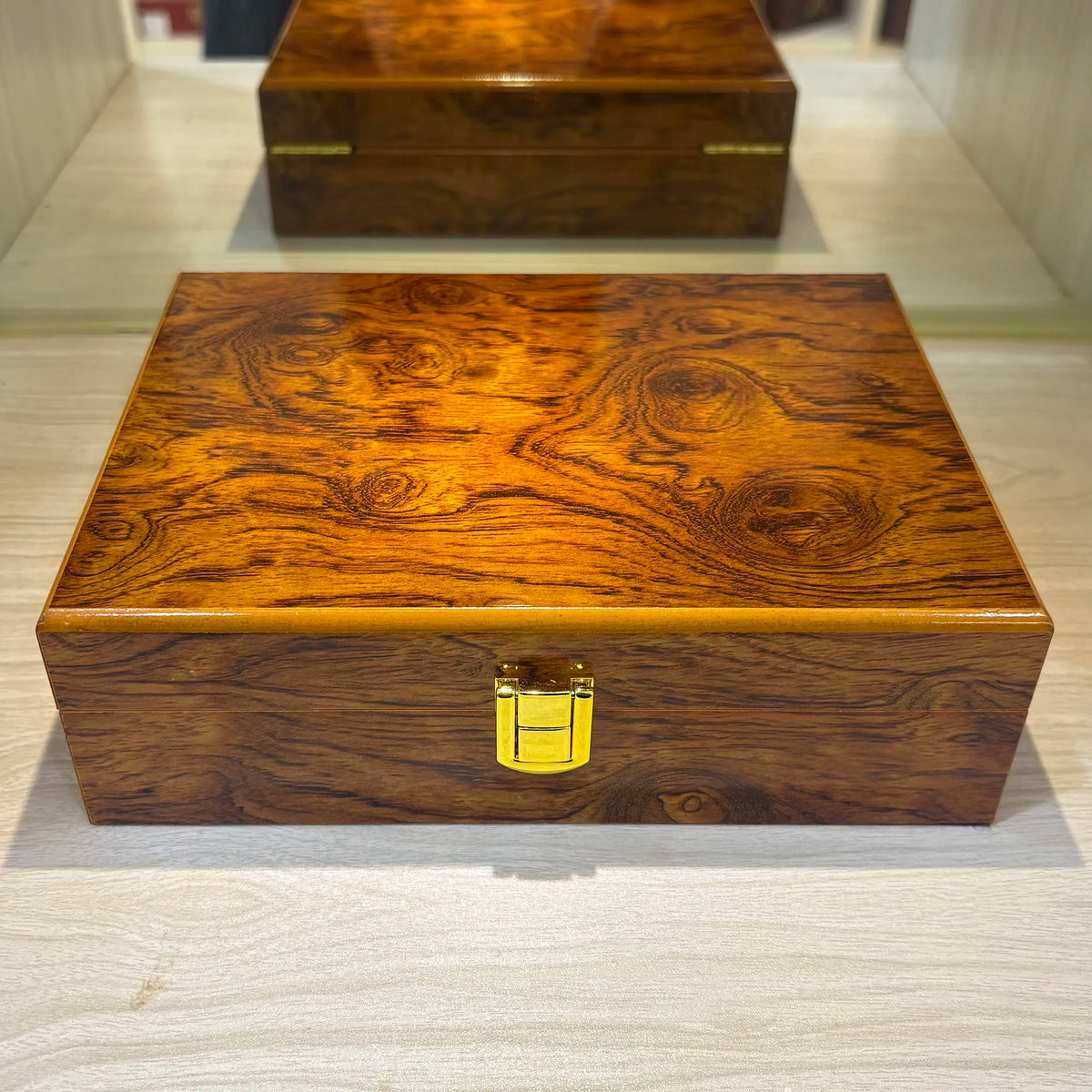 boîte rangement bois laqué marron foncé veines naturelles boutons dorés bijoux accessoires emballage cadeau