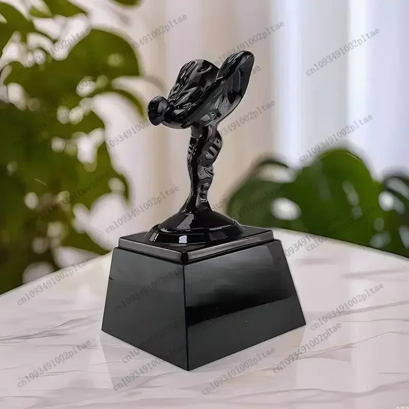 statuette décorative argentée chrome noir doré élégante luxueuse classique ornement maison salon