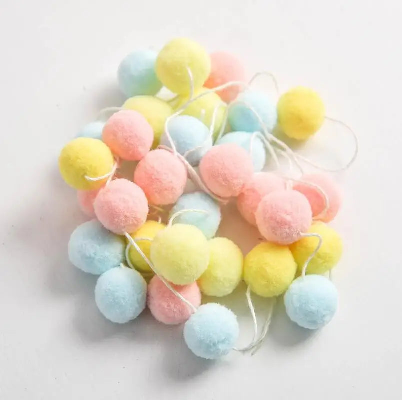 guirlande pompons rose bleu blanc moderne décoration anniversaire enfant velours chambre festive