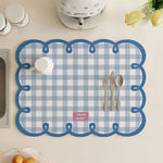 tapis table rectangulaire motif carreaux vichy couverts cuisine salle manger