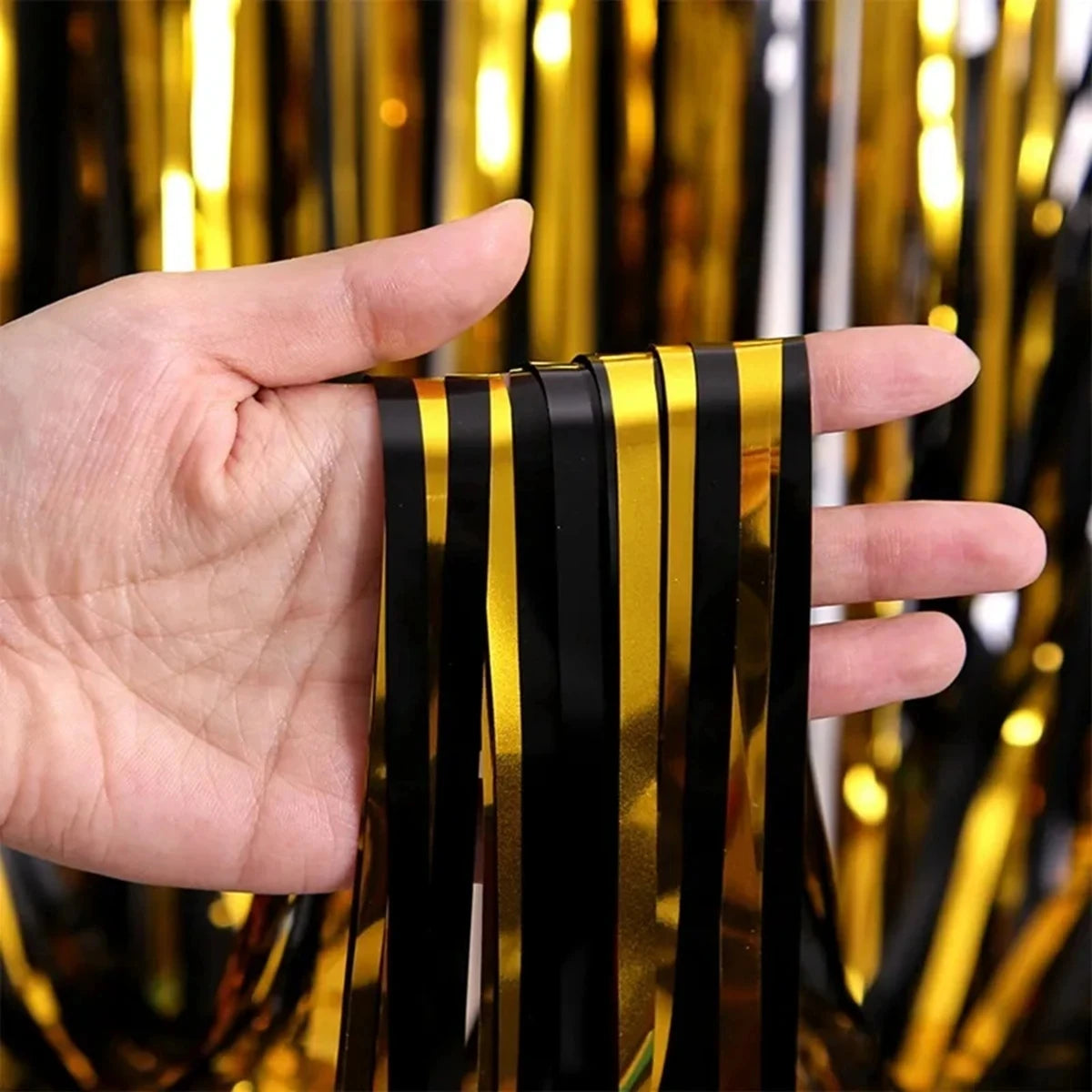 Rideau à paillettes noir et or pour décoration anniversaire