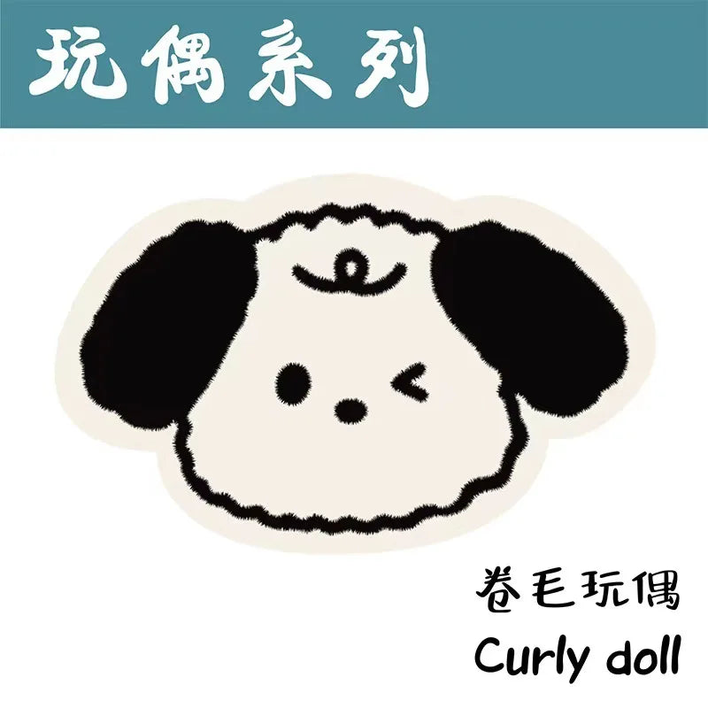 Curly doll, un jouet mignon et pelucheux avec une tête ronde et de jolies oreilles pointues.