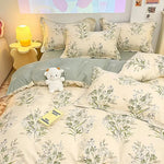 Parure de lit fleurie dans une chambre decoree avec style hotel