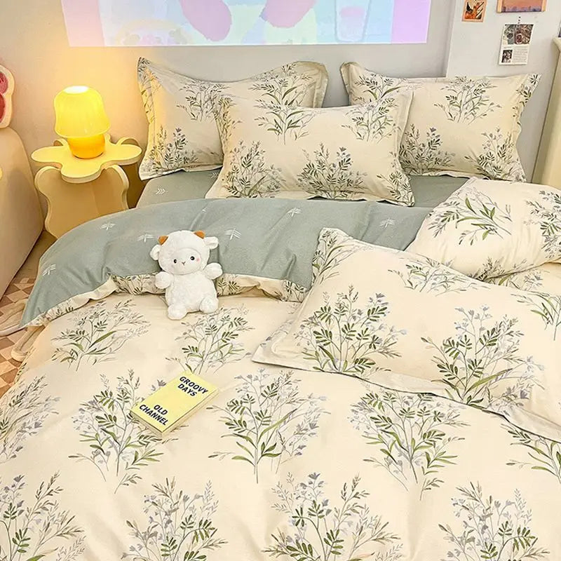 Parure de lit fleurie dans une chambre decoree avec style hotel