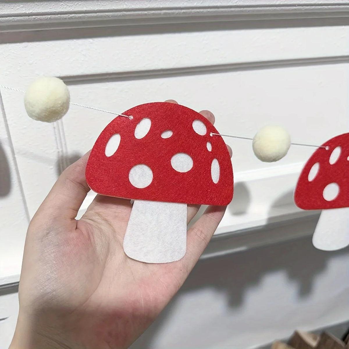 guirlande champignons rouge blanc décoration anniversaire noël enfantin festive 150cm 15 champignons pompons adhésif