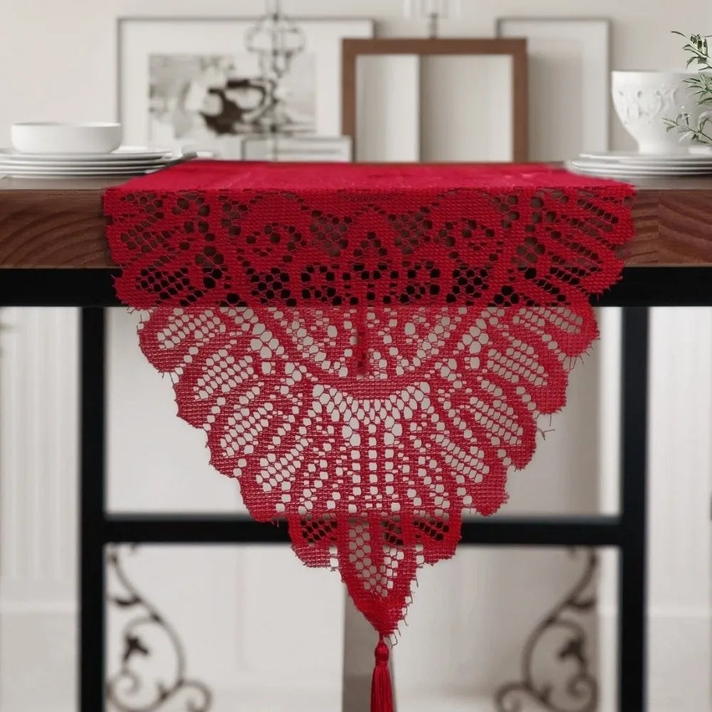 nappe dentelle rouge blanche motifs floraux franges pompons transparent table