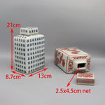 Des vases décoratifs de porcelaine avec des motifs traditionnels chinois ornés de caractères, rectangulaires avec des dimensions précises indiquées.