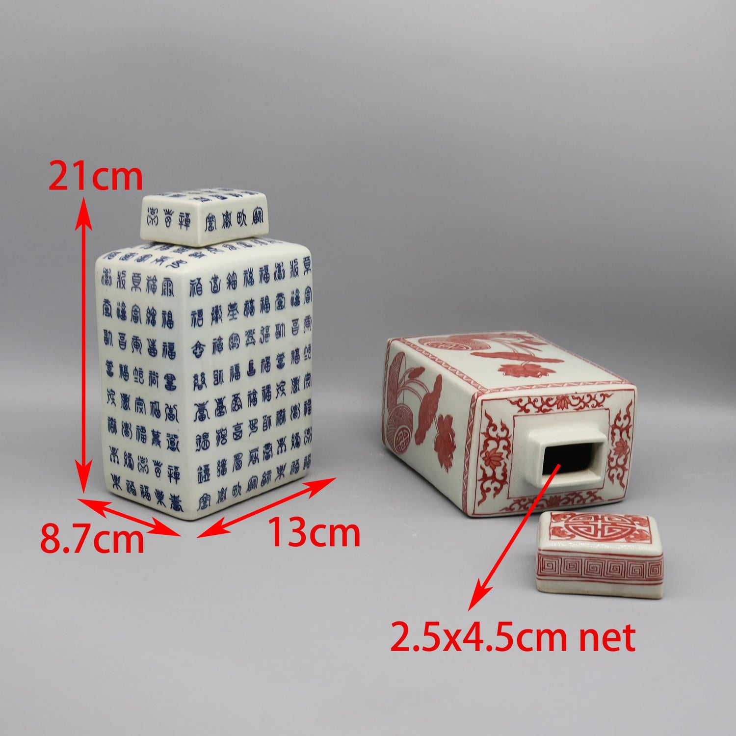 Des vases décoratifs de porcelaine avec des motifs traditionnels chinois ornés de caractères, rectangulaires avec des dimensions précises indiquées.