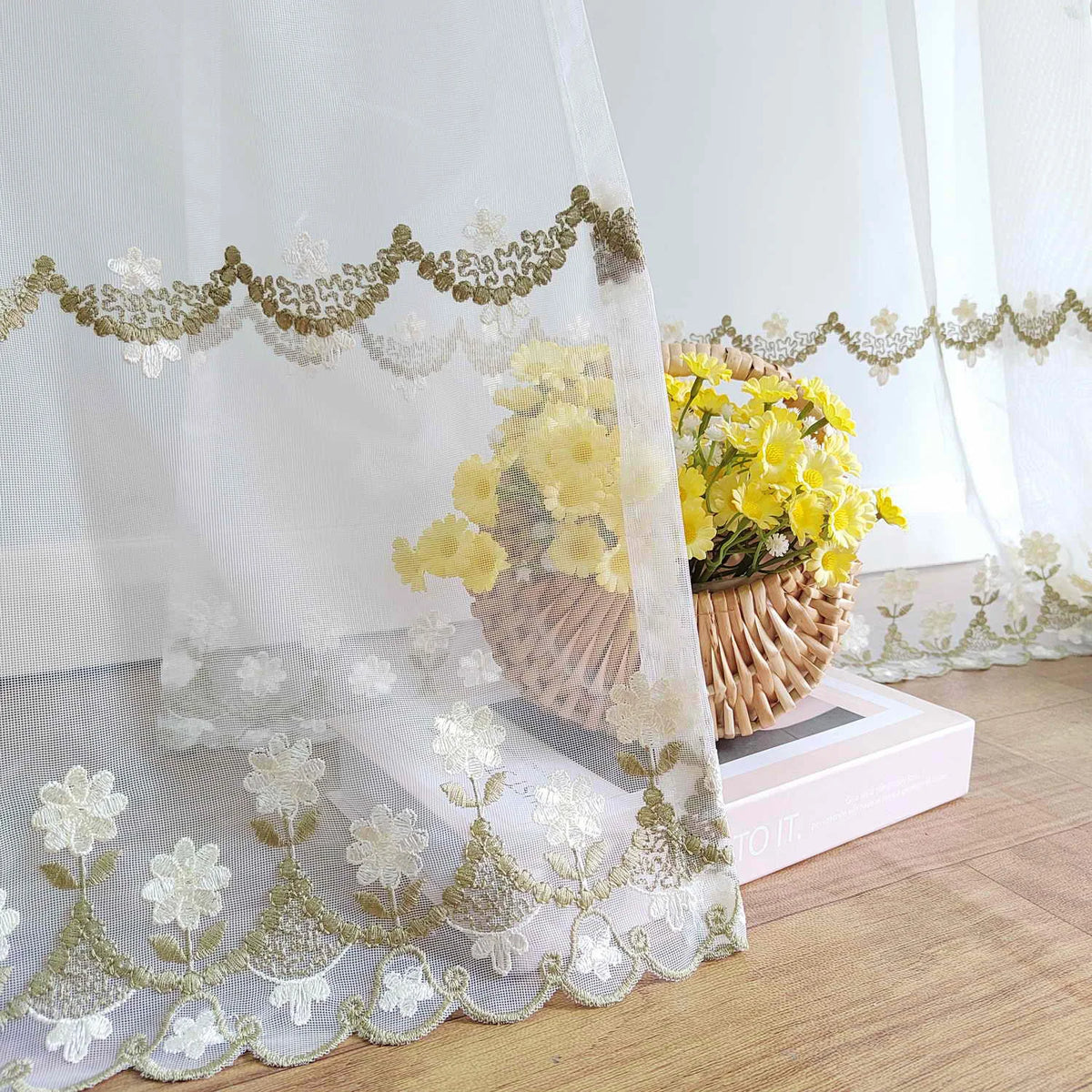 rideaux tulle floral transparents pastoral chambre salon decoration fleurs feuilles feston blanc vert jamais
