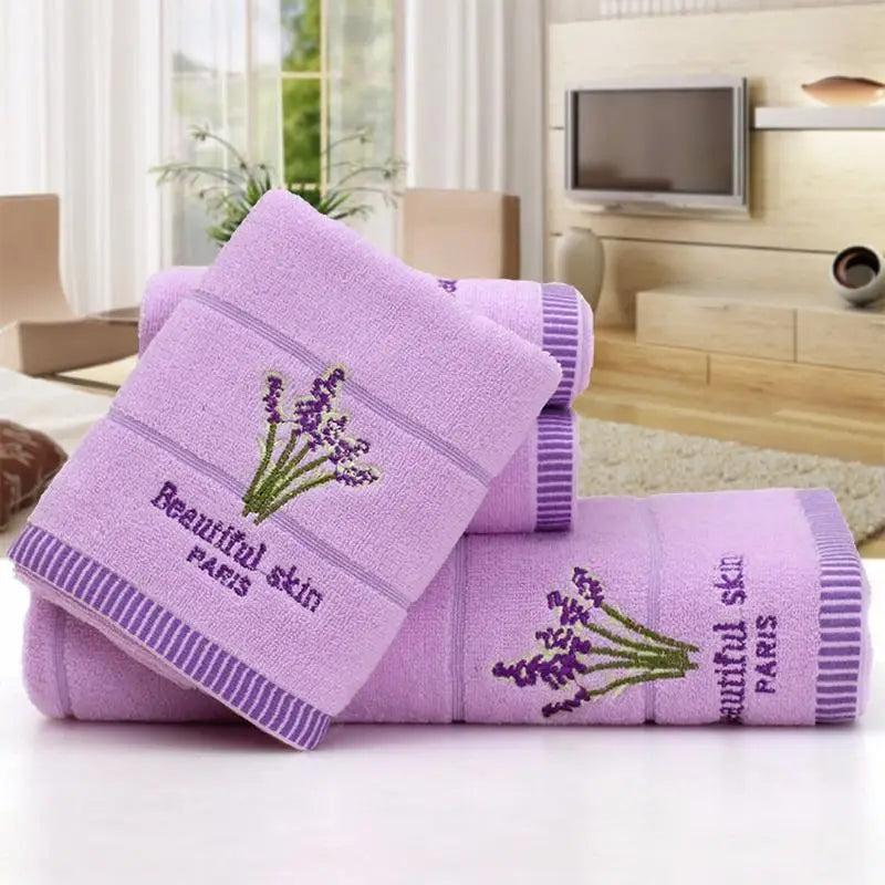serviettes bain brodées fleurs violettes bordure rayée coton doux visage mains ensemble violet blanc