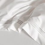 Housse de couette blanche dans une chambre décorée style moderne