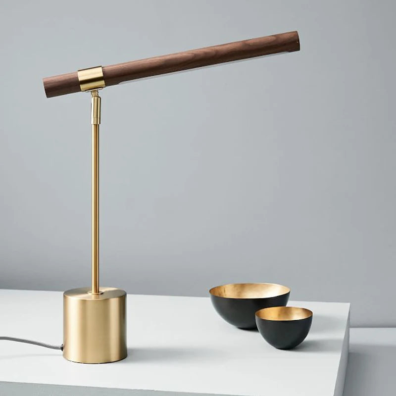 Lampe de nuit en bois, sur une table de chevet